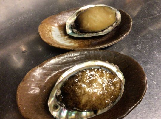 備長炭で焼くあわび