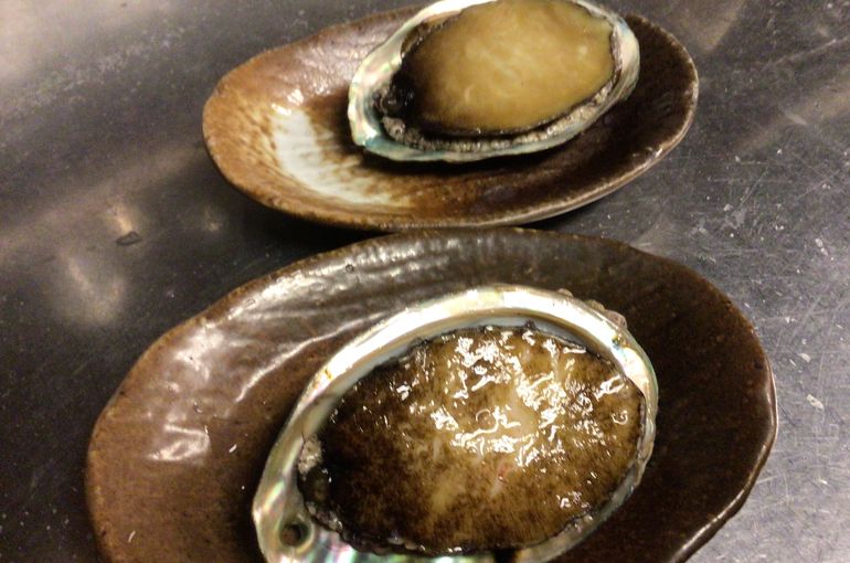 備長炭で焼くあわび